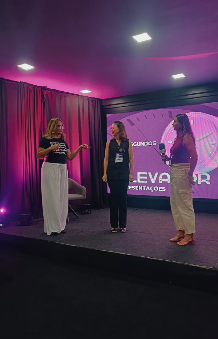 Empreendedoras apresentando no palco durante evento da Empreendedoras 55