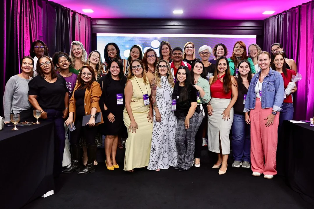 Grupo de mulheres empreendedoras reunidas em um encontro da comunidade Empreendedoras 55